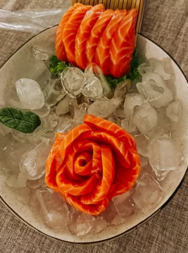 Sashimi de salmão apresentado sobre gelo