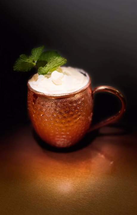Drink especial servido em caneca de cobre