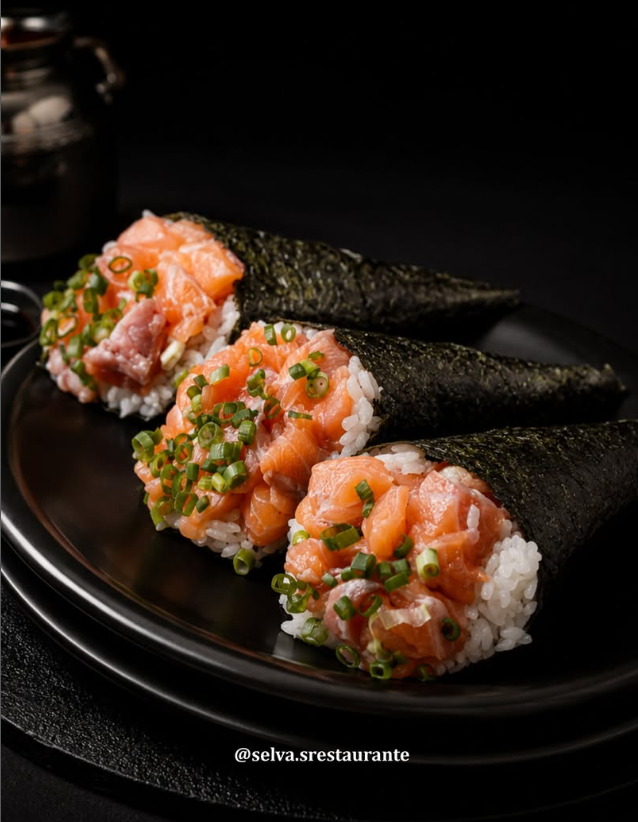 Temakis de salmão finalizados com cebolinha