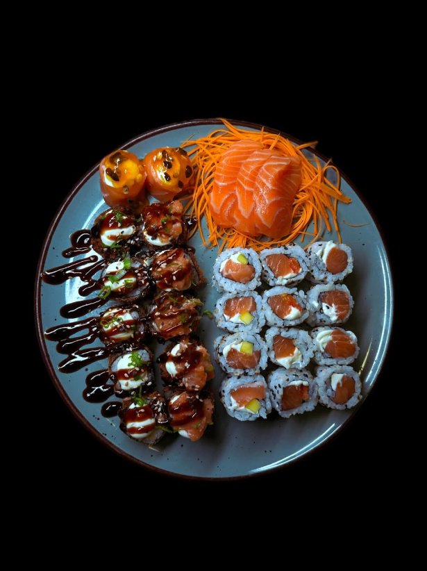 Combinado de sushi e sashimi de salmão